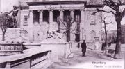 Vue sur le théâtre (19 place Broglie) et la fontaine de Reinhard vers 1905