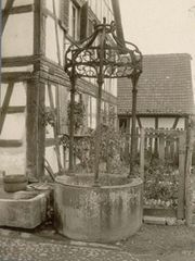 Photographie ancienne du puits de la place Kléber qui se trouverait à présent à Eschau.