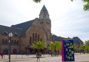 été 2016, une partie du long bâtiment de la gare avec l'affiche de soutien pour l'inscription de la ville au Patrimoine mondial de l'UNESCO