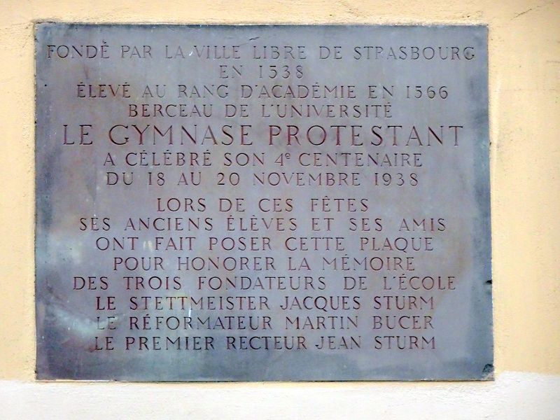 Fichier:Gymnase Jean Sturm, 8 place des Etudiants, Strasbourg, plaque commémorative (1938).jpg