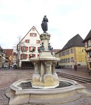 Statue tournée vers le Roesselmann