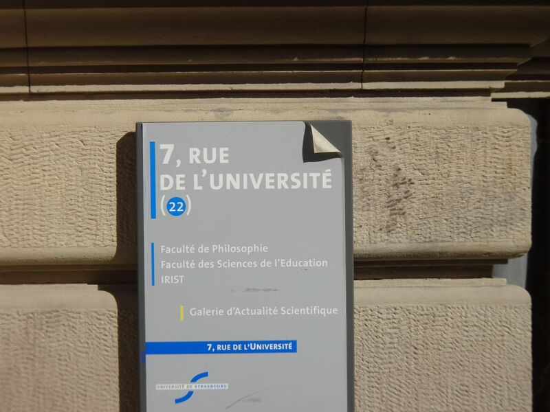 Fichier:6) 7, rue de l'Université, Strasbourg, 2022, Panneau.jpg