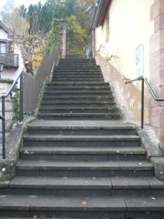 Long escalier menant à l'église depuis la rue