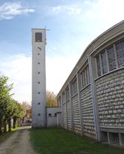 Le clocher vu de l'arrière. La haute tour est reliée à la nef par une galerie.