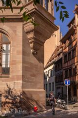 Anc. Caisse d'épargne (9 place Saint Thomas), Strasbourg. Base de l'oriel à l'angle avec la rue des Cordonniers. Architectes : E & H Salomon, 1903 (sept. 2020)
