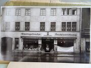 photo de la façade en 1942 avec la Evangelische Buchhandlung