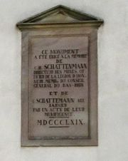 Une des deux plaques funéraires Schtattenmann, apposées aujourd'hui sur la façade de la chapelle