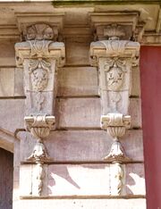 Consoles supportant le balcon