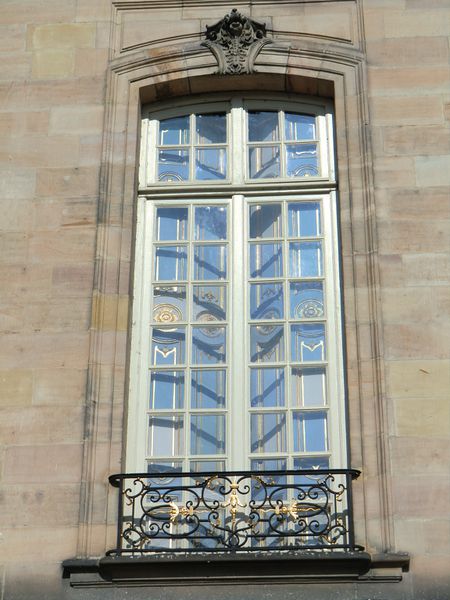 Fichier:2 place du Château Strasbourg 27037.jpg