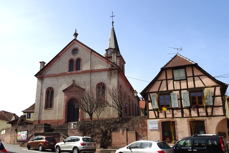 Fichier:Eglise Protestante Beblenheim , avec maison à colombages, 2018.jpg
