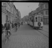 01/05/1960, dernier jour de circulation du tramway. La route du Polygone avec à gauche un bout de l'immeuble de la pharmacie du Samaritain (cliché Pierre Feder)