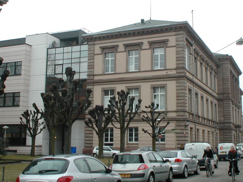 Fichier:1 Place de l' Hôpital Strasbourg 8130.jpg
