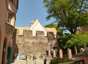 muraille vue du côté de la rue du Fossé des Orphelins. A l'arrière on voit le clocher de l'église Sainte Madeleine.